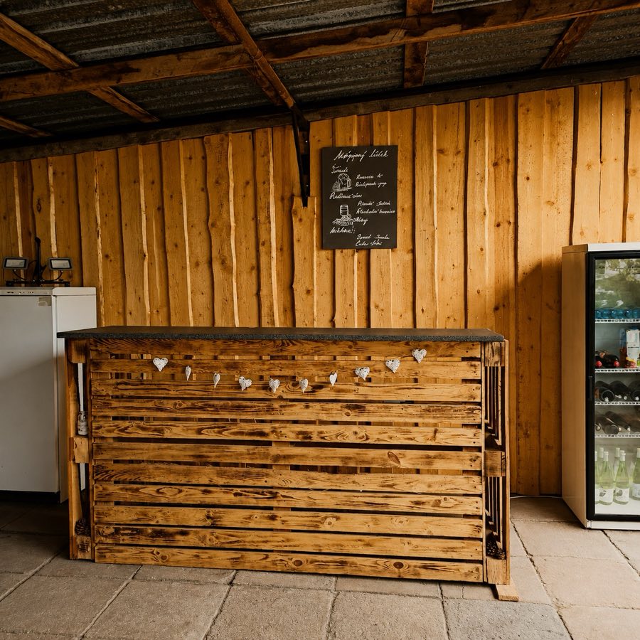 Dřevěný svatební bar ve stodole