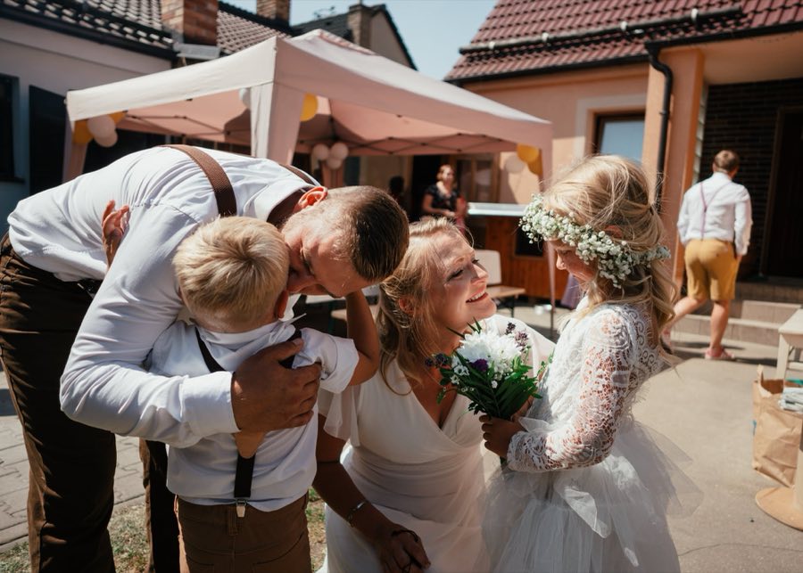 Rodinné objetí na svatbě